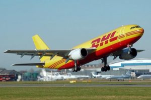 Aeronave de DHL despegando